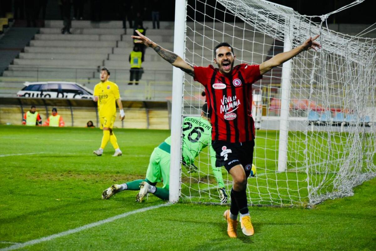 Foggia, Garattoni: "Vittoria importante. Rinnovo?..." - Immagine in evidenza: uno scatto di Foggia-Taranto (Serie C - girone C 22/23) - crediti: foto di Luigia Spinelli (RIPRODUZIONE RISERVATA)