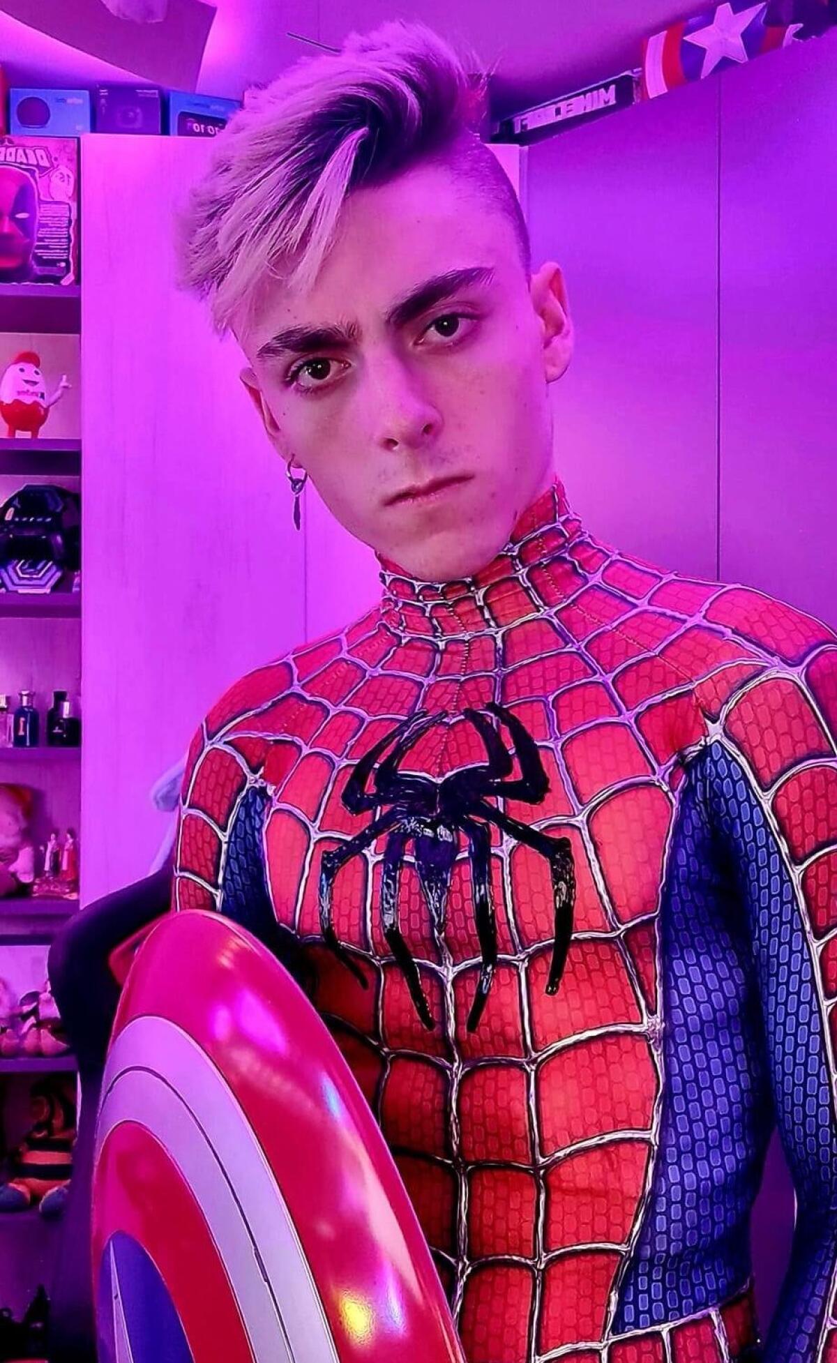 Francesco di Carapelle vestito da Spider-Man porta il sorriso ai bambini - 