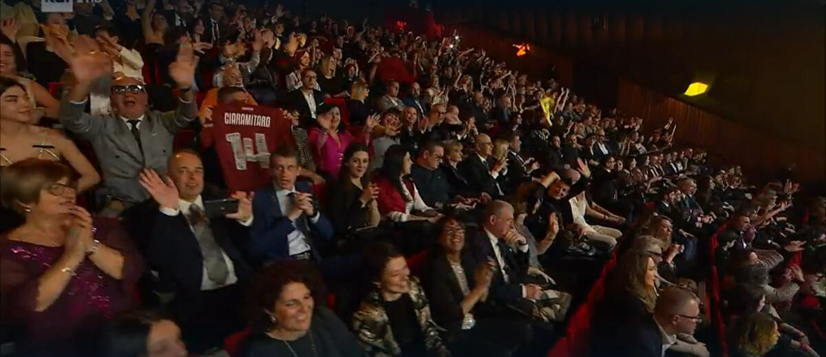 Sanremo, all'Ariston sventola una maglia di Ciaramitaro - Immagine in evidenza: la maglia di Maurizio Ciaramitaro all'Ariston - crediti foto: screenshot da RaiPlay
