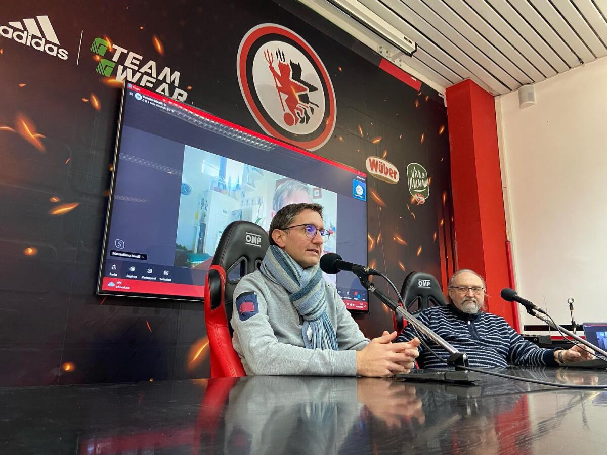 A scuola col Foggia, incontro tra Romano Micelli e gli alunni - A scuola col Foggia, crediti: Calcio Foggia 1920. Nella foto Domenico Carella (in primo piano) e Peppino Baldassarre sullo sfondo