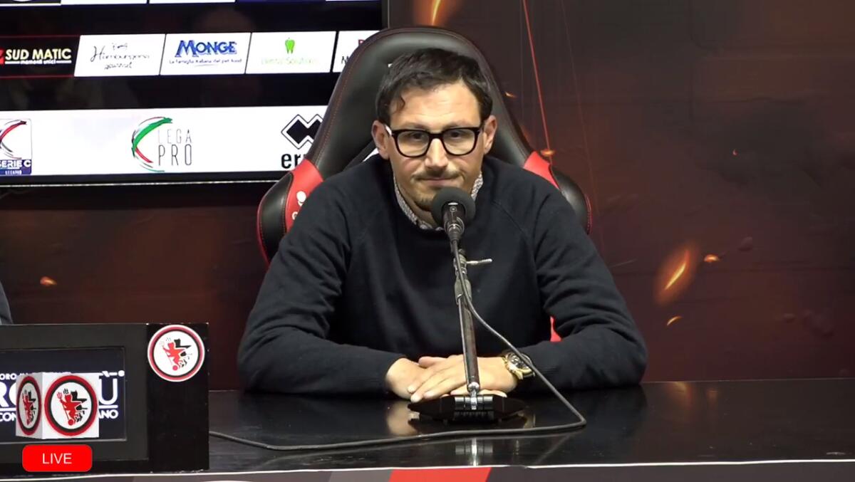 Foggia, Sapio: "Gallo? Avevamo un accordo ma lui..." - Immagine in evidenza: l'ex D.S. del Foggia Piergiuseppe Sapio in conferenza - crediti foto: pagina ufficiale Facebook Calcio Foggia 1920 (frame da video)