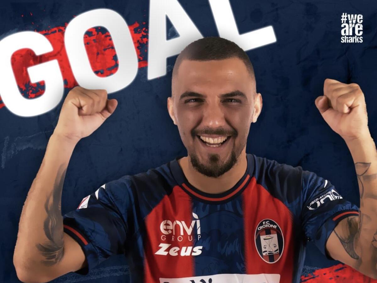 La Juve Stabia lotta in dieci ma non basta, 1-2 contro il Crotone - 