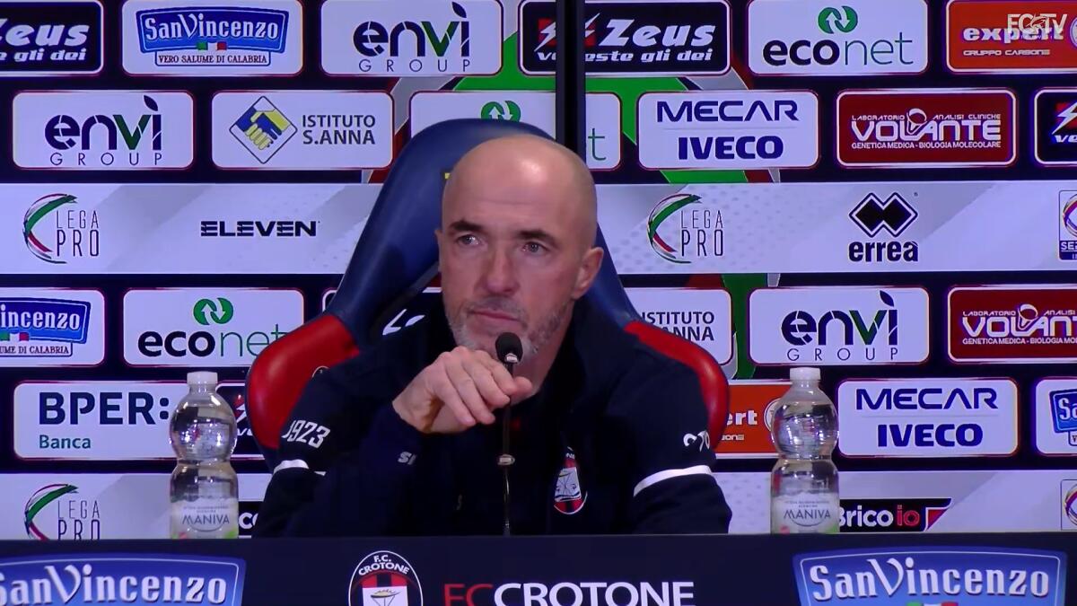 Crotone, Lerda: "Foggia squadra forte e molto pericolosa" - Immagine in evidenza: il tecnico del Crotone, Franco Lerda - crediti foto: canale ufficiale YouTube FCTV