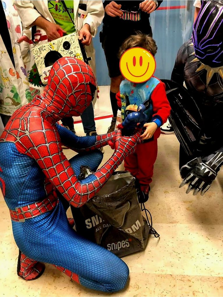 Francesco di Carapelle vestito da Spider-Man porta il sorriso ai bambini
