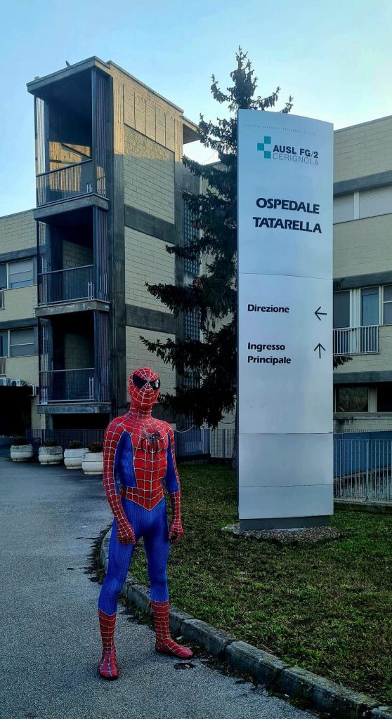 Francesco di Carapelle vestito da Spider-Man porta il sorriso ai bambini