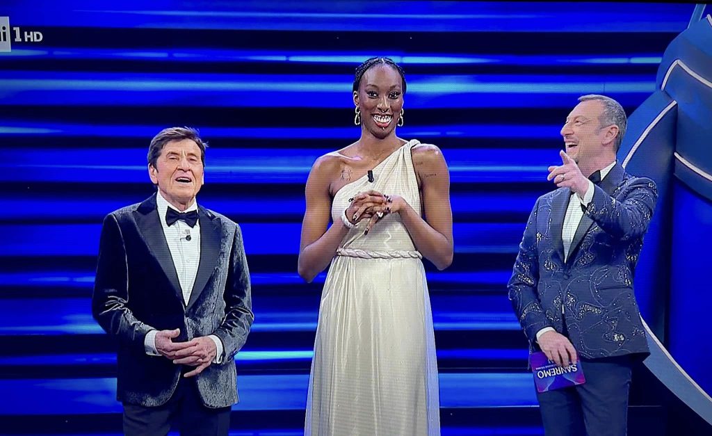 Sanremo un po’ rock un po’musicarello, con troppi fiori recisi inutilmente