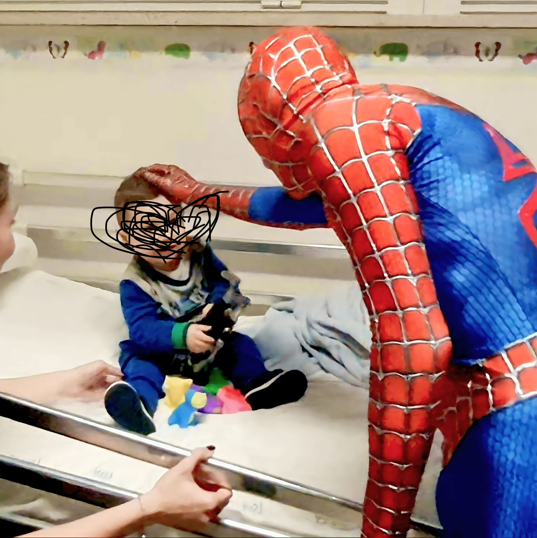 Francesco di Carapelle vestito da Spider-Man porta il sorriso ai bambini