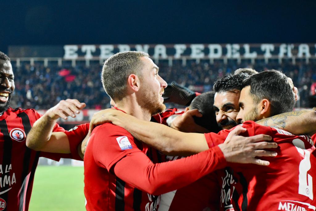 Immagine in evidenza: uno scatto di Foggia-Taranto (Serie C - girone C 22/23) - crediti: foto di Luigia Spinelli (RIPRODUZIONE RISERVATA)