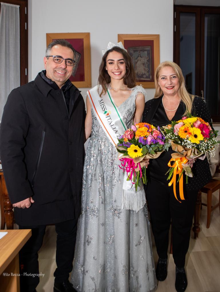 Il sindaco Lorenzo Netti con Lavinia Abate e Carmen Martorana
