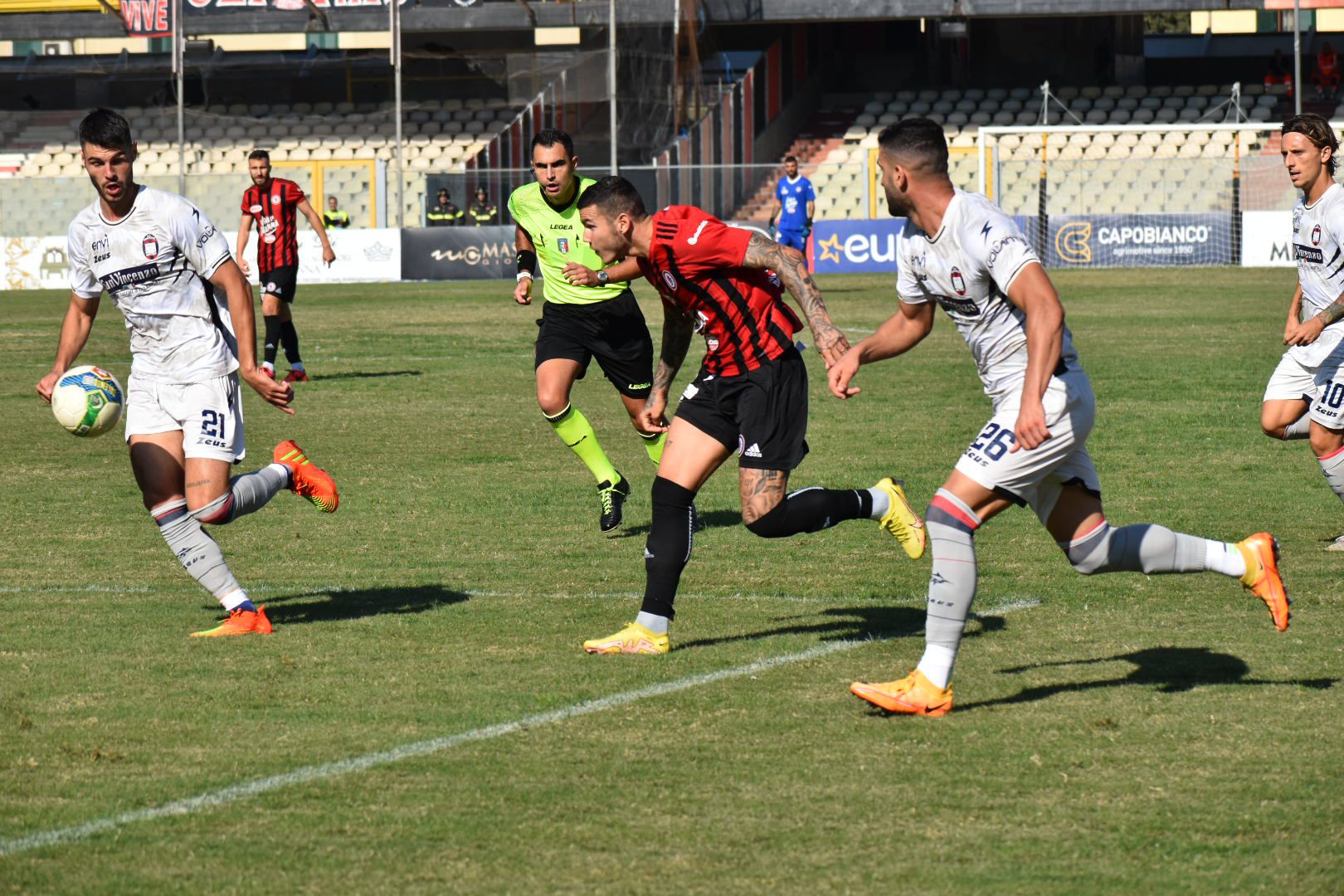 Immagine in evidenza: uno scatto di Foggia-Crotone 1-0 (Serie C - girone C 2022/2023) - crediti: foto di Luigia Spinelli