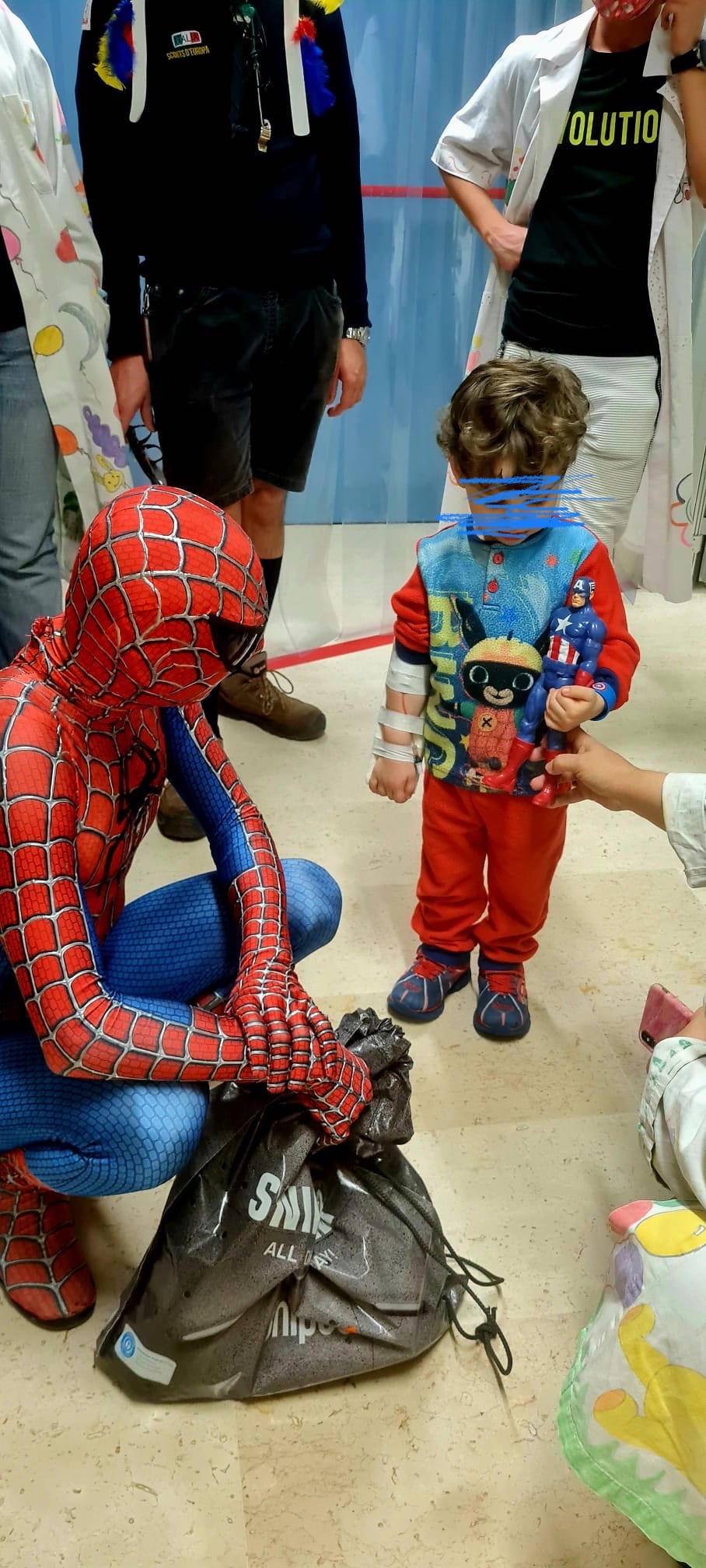 Francesco di Carapelle vestito da Spider-Man porta il sorriso ai bambini
