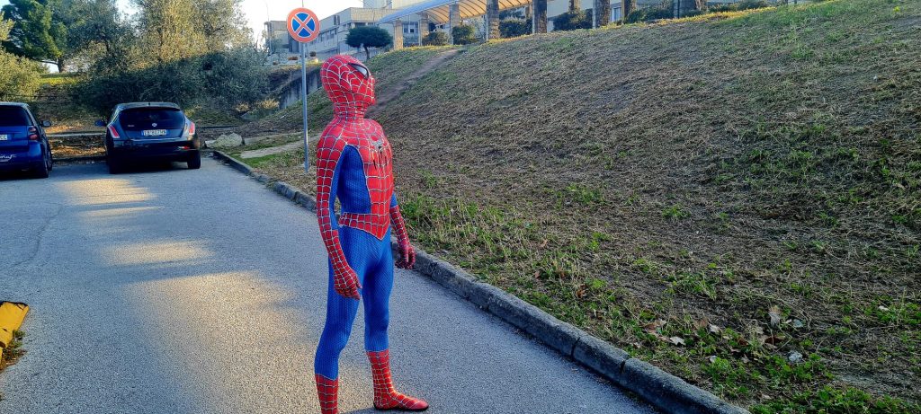 Francesco di Carapelle vestito da Spider-Man porta il sorriso ai bambini
