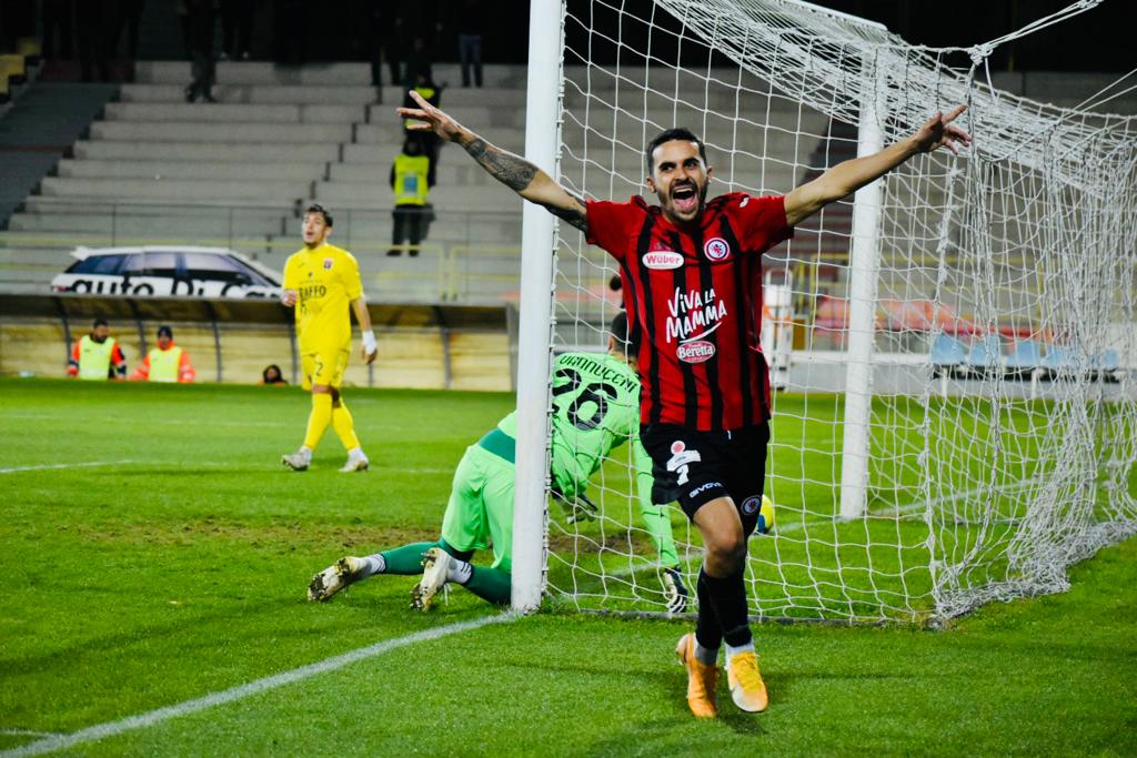 Immagine in evidenza: uno scatto di Foggia -Taranto (Serie C - girone C 22/23) - crediti: foto di Luigia Spinelli (RIPRODUZIONE RISERVATA)