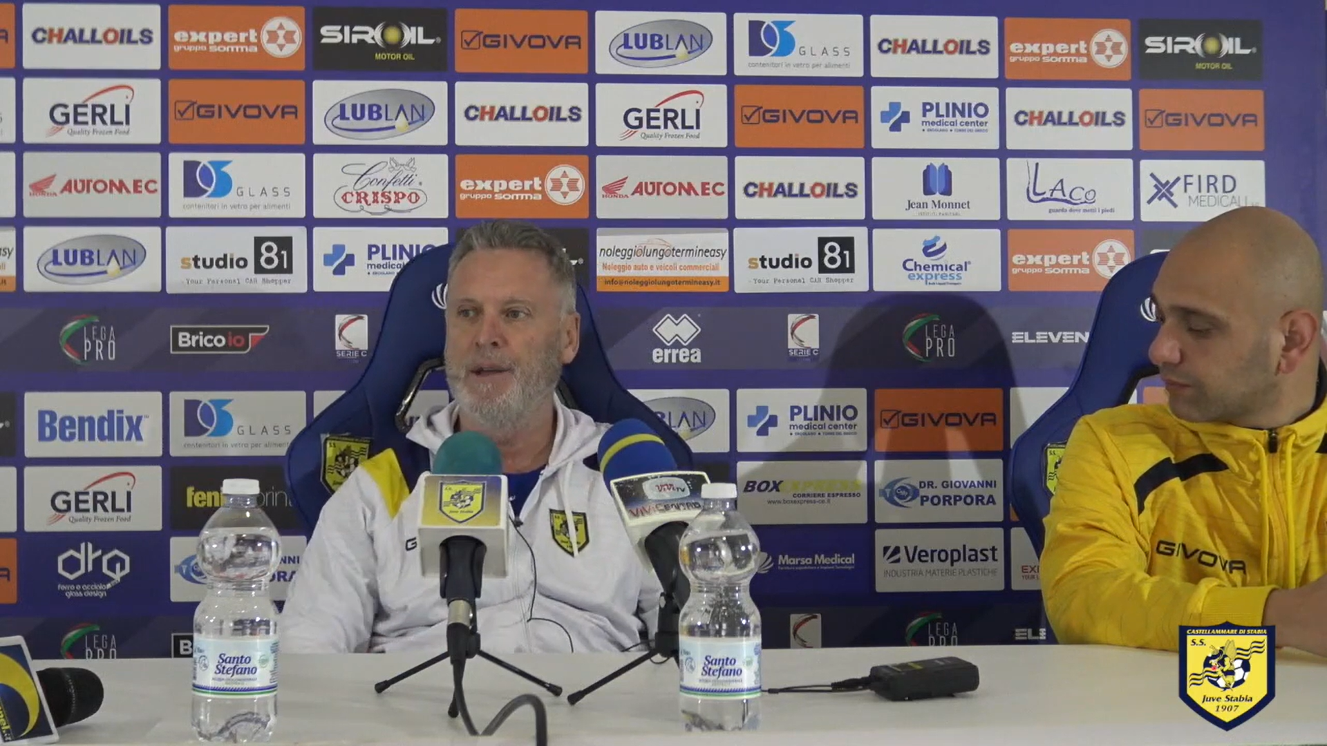 Immagine in evidenza: mister Sandro Pochesci - crediti foto: canale ufficiale YouTube Juve Stabia (frame da video)
