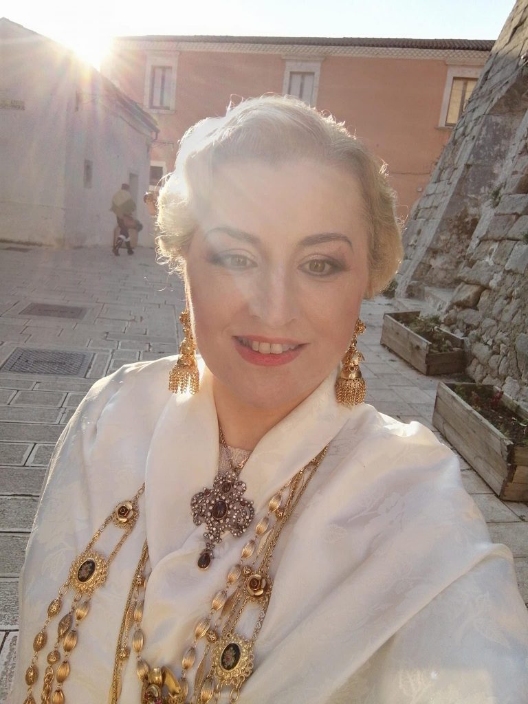 Il costume della Pacchiana, vale a dire della contadina, risale al XVIII secolo e veniva indossato nelle occasioni particolari (feste, matrimoni, cerimonie) fino alla fine del XIX secolo. Dal secondo dopoguerra i due costumi tradizionali sannicandresi ven
