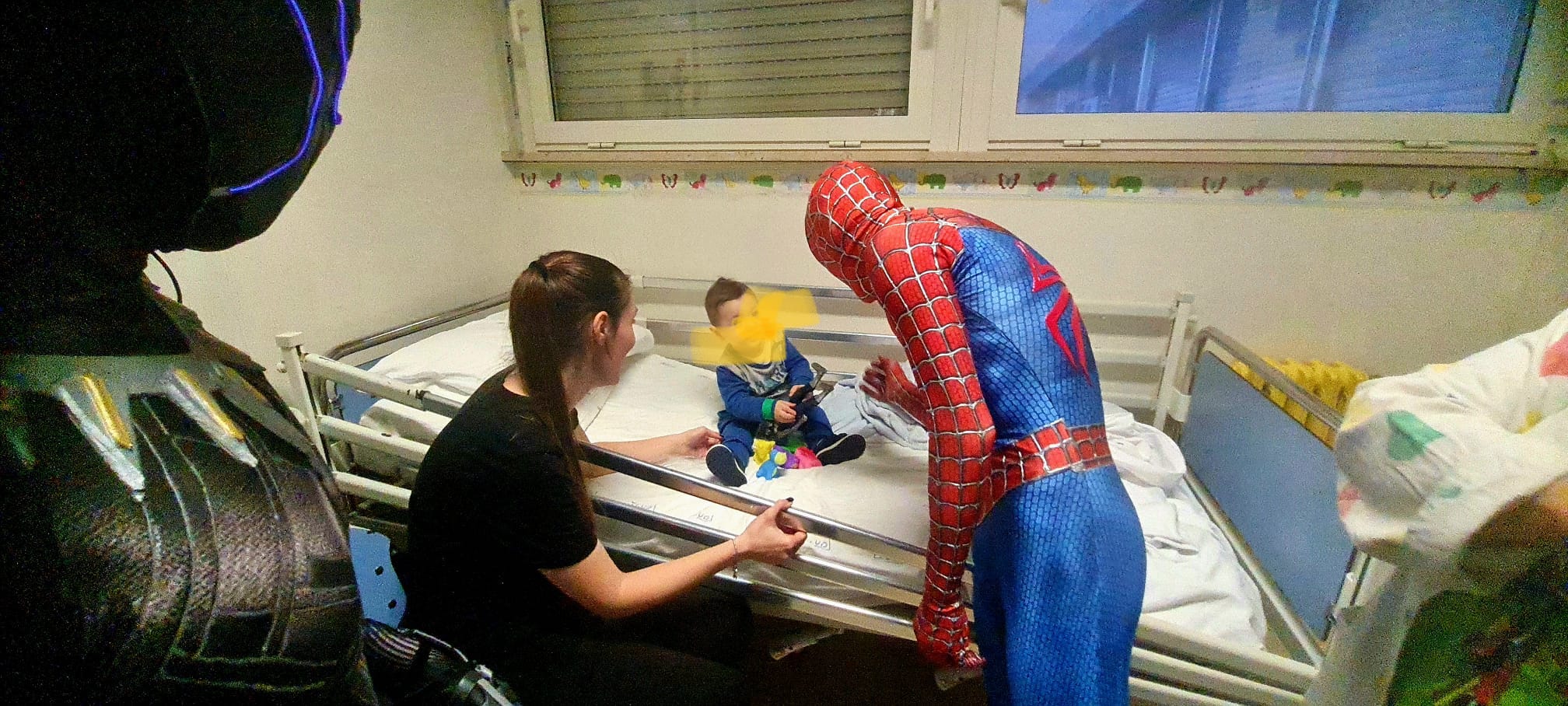 Francesco di Carapelle vestito da Spider-Man porta il sorriso ai bambini