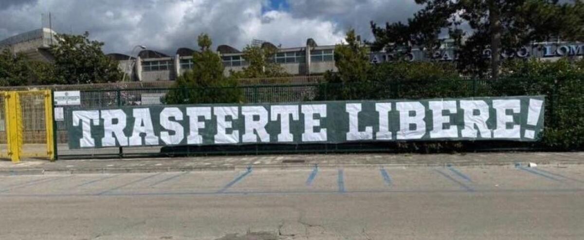 I tifosi dell'Avellino: "Trasferte libere!" - Immagine in evidenza: gli striscioni dei tifosi dell'Avellino - crediti foto: pagina Facebook Y Avellino