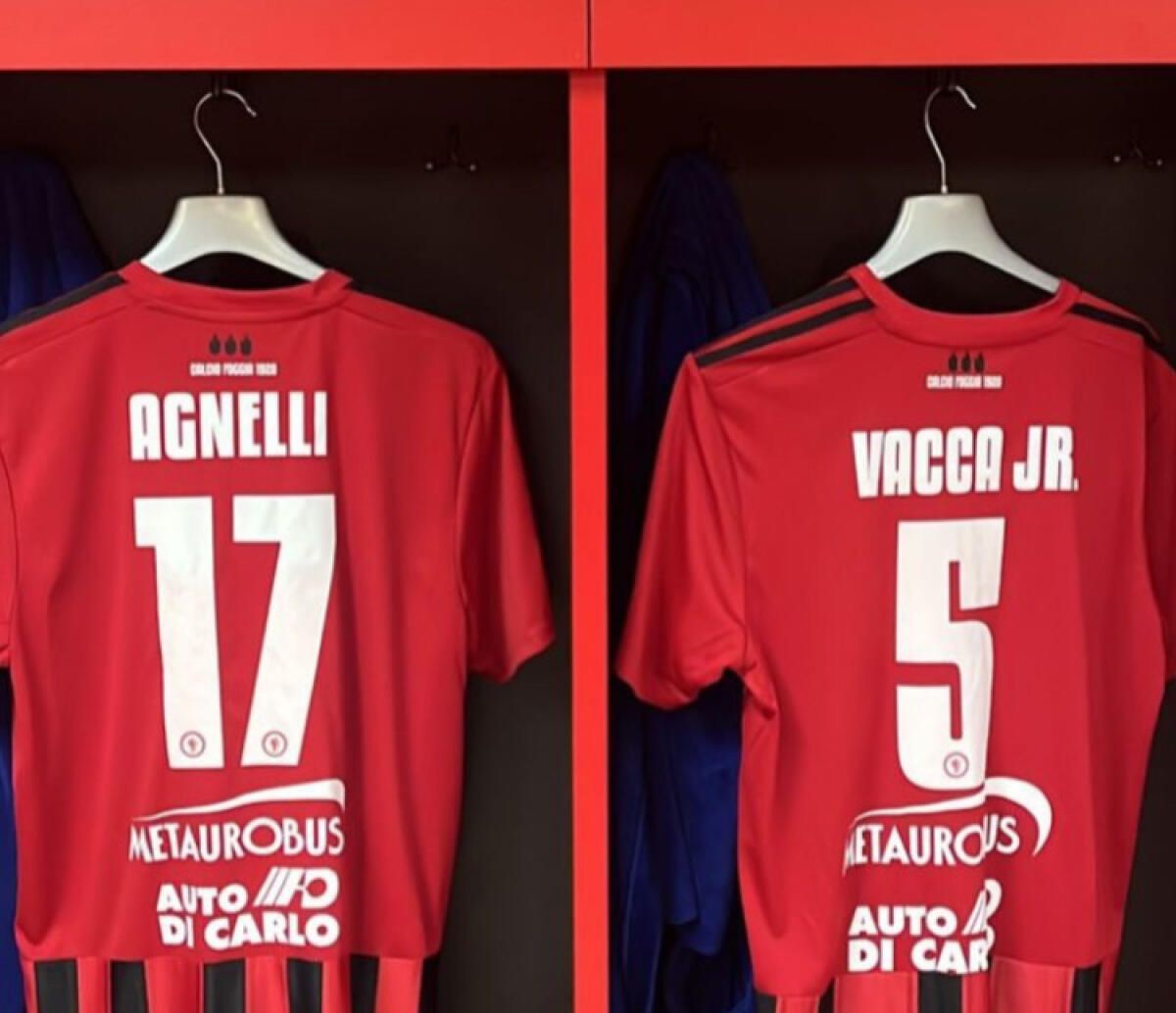 Agnelli e Vacca ed è subito nostalgia nello spogliatoio del Foggia - La storia di Antonio Junior Vacca ritraente la propria maglia accanto a quella del giovane Agnelli, alla sua prima convocazione. Foto dalle storie Instagram di Vacca