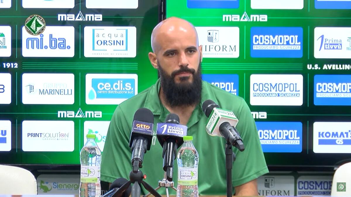 Avellino, torna in gruppo Aya. Terapie per Dall'Oglio - Immagine in evidenza: Ramzi Aya - crediti foto: canale ufficiale YouTube U.S. Avellino 1912 Official TV (frame da video)