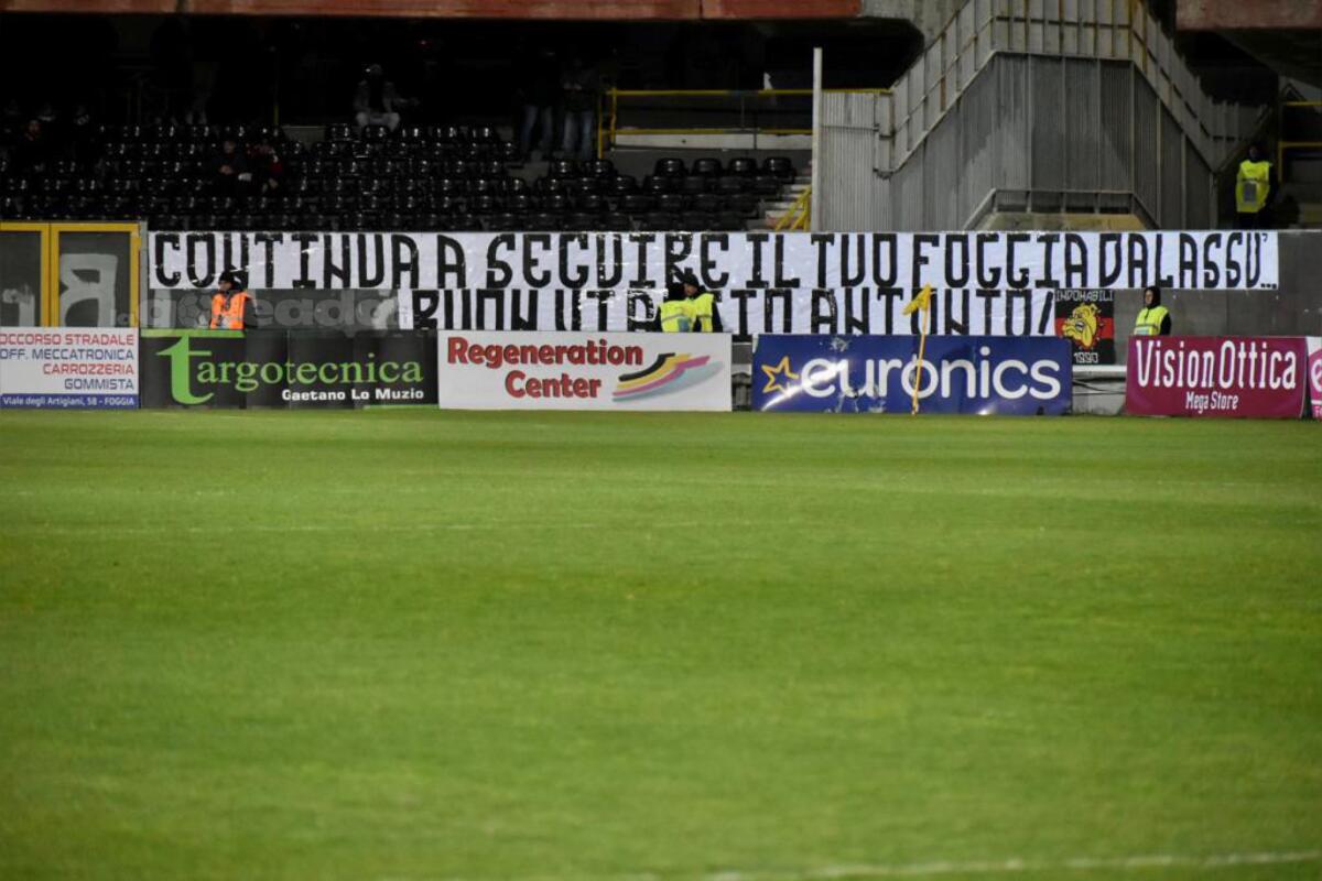 Foggia-Monopoli, gli ultras omaggiano Antonio Di Sabato - Immagine in evidenza: lo striscione per Antonio esposto durante Foggia-Monopoli - crediti: foto di Luigia Spinelli per lagoleada.it (RIPRODUZIONE RISERVATA)