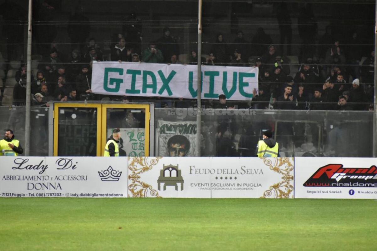 I tifosi del Monopoli omaggiano Giax - Immagine in evidenza: lo striscione per Giax esposto durante Foggia-Monopoli - crediti: foto di Luigia Spinelli per lagoleada.it (RIPRODUZIONE RISERVATA)