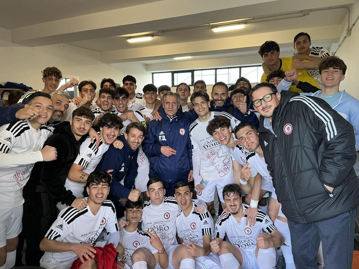 Primavera3, il Foggia stende il Catanzaro ed è già ai playoff - Immagine in evidenza: uno scatto di squadra della Primavera3 del Foggia dopo la vittoria sul Catanzaro - crediti foto: pagina ufficiale Facebook Calcio Foggia 1920 - Giovanile e Femminile