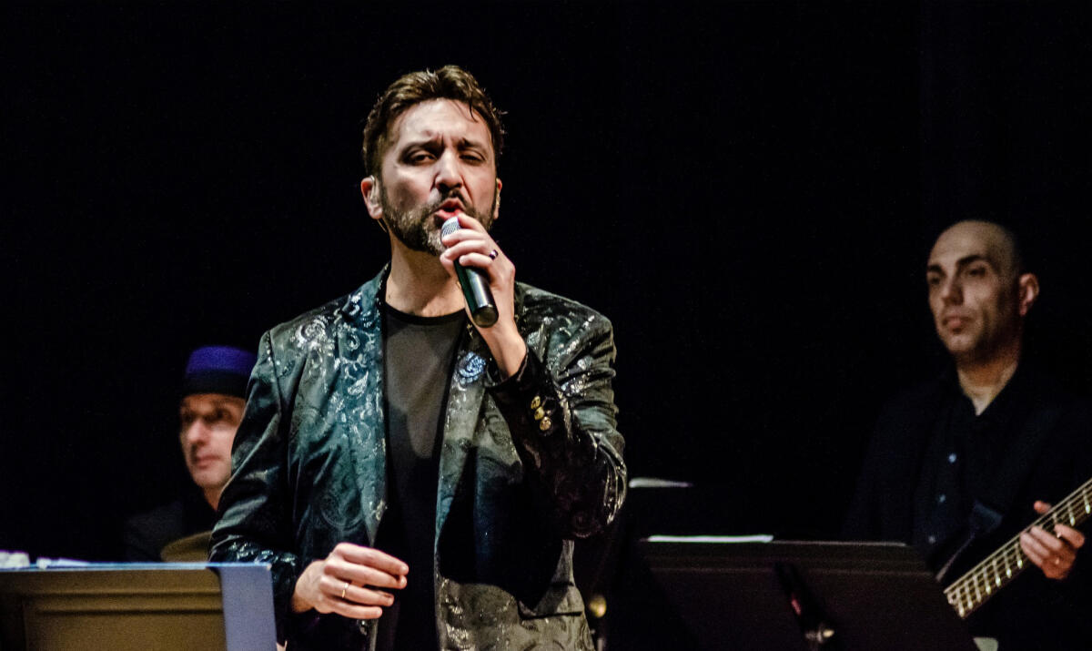 Sold out al Giordano di Foggia per lo spettacolo su Mogol e Battisti, canta Levantaci - 