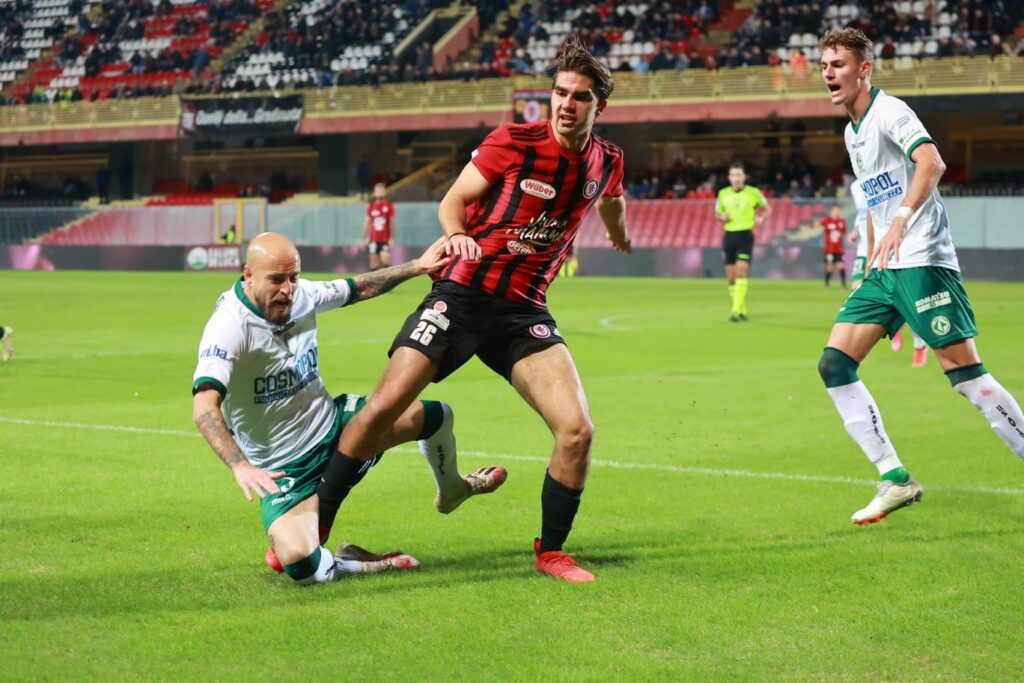 Immagine in evidenza: uno scatto di Foggia-Avellino (Serie C - girone C 22/23) - crediti: foto di Luigia Spinelli (RIPRODUZIONE RISERVATA)