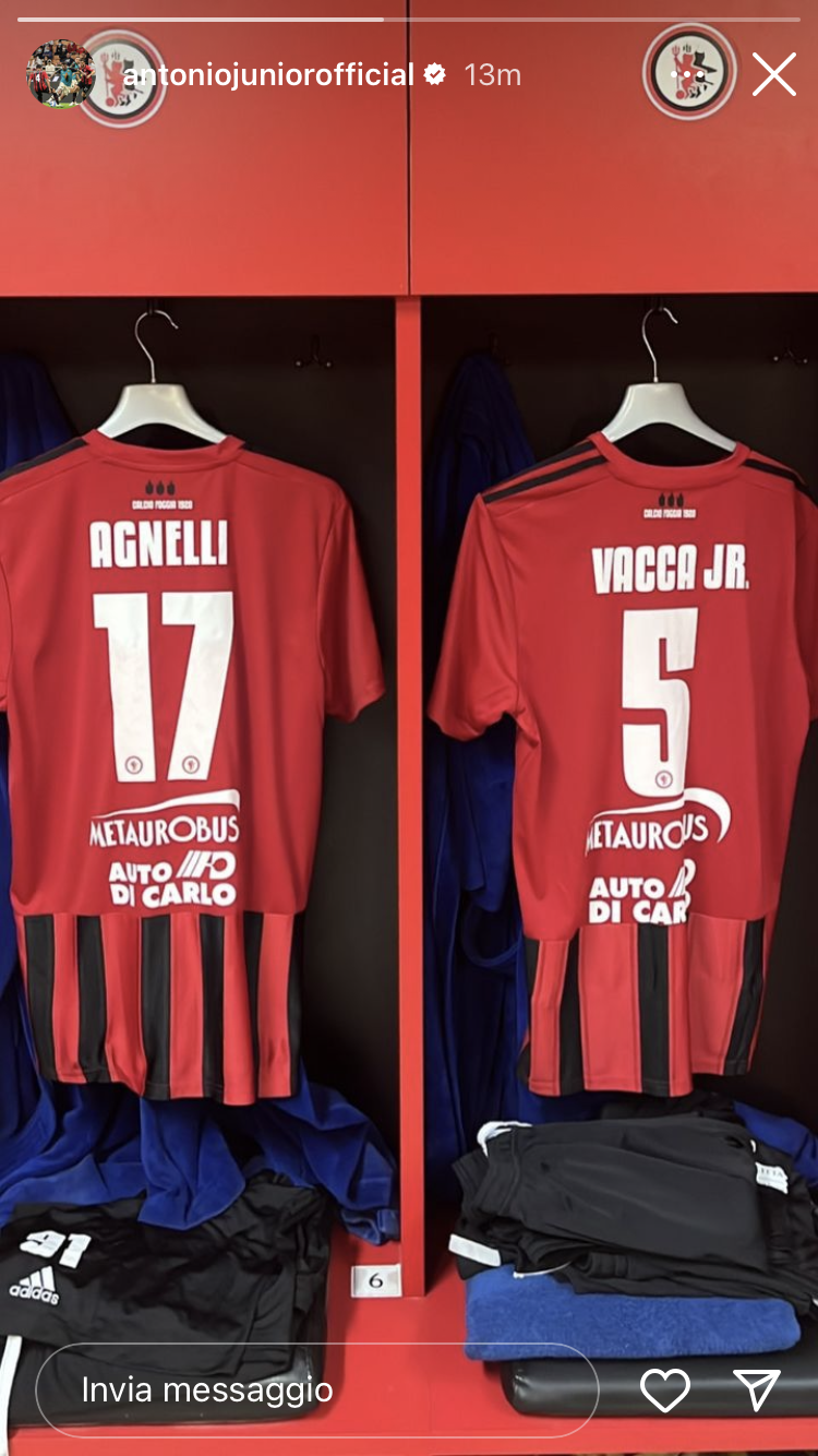 La storia Instagram di Antonio Junior Vacca ritraente la propria maglia accanto a quella del giovane Agnelli, alla sua prima convocazione. Foto dalle storie Instagram di Vacca