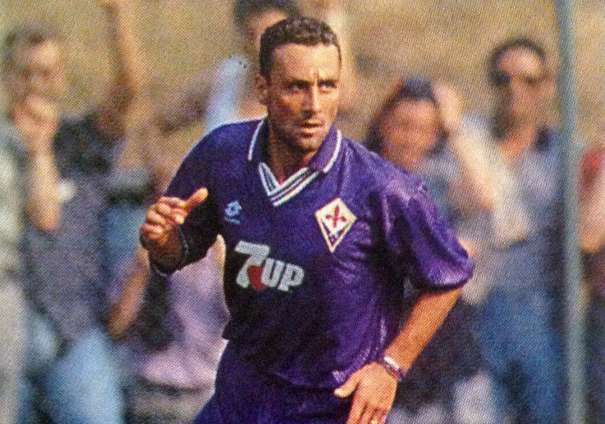 Immagine in evidenza: Francesco Baiano in azione alla Fiorentina nella stagione 1992-1993 - crediti foto: Wikipedia/pubblico dominio
