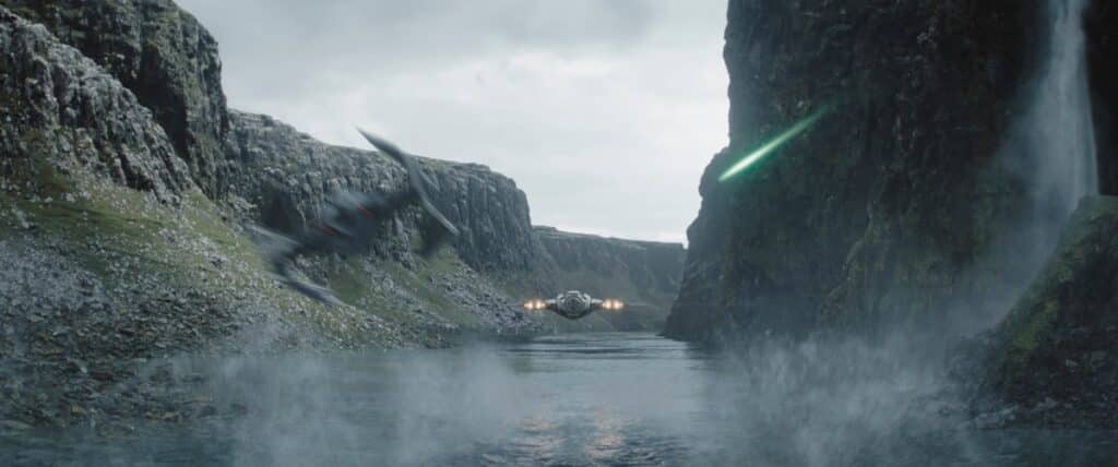 Bo-Katan inseguita dagli intercettori TIE