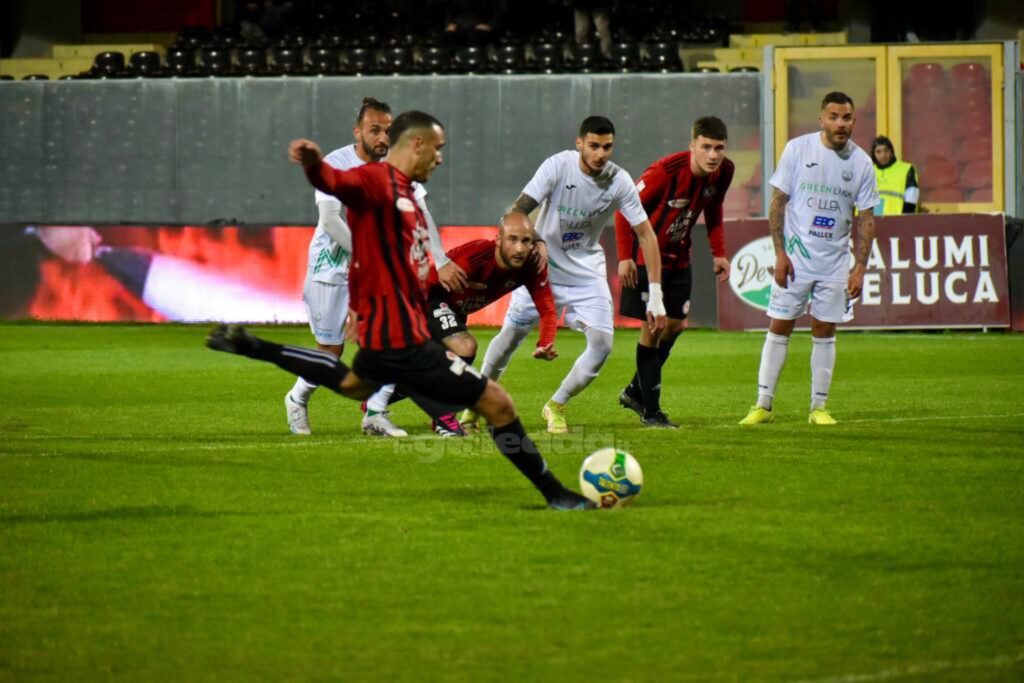 Immagine in evidenza: uno scatto di Foggia-Monopoli (Serie C - girone C 22/23) - crediti: foto di Luigia Spinelli (RIPRODUZIONE RISERVATA)