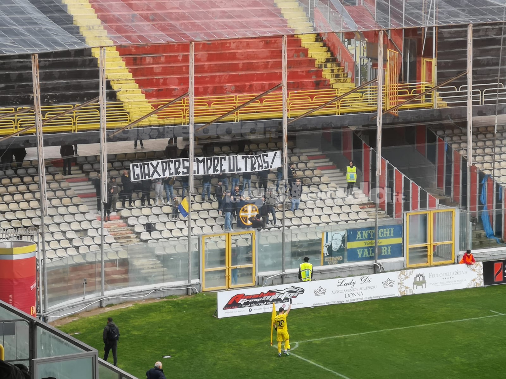 Lo striscione dei tifosi della Viterbese per ricordare Giax. Foto di Mario Mescia per lagoleada.it - RIPRODUZIONE RISERVATA