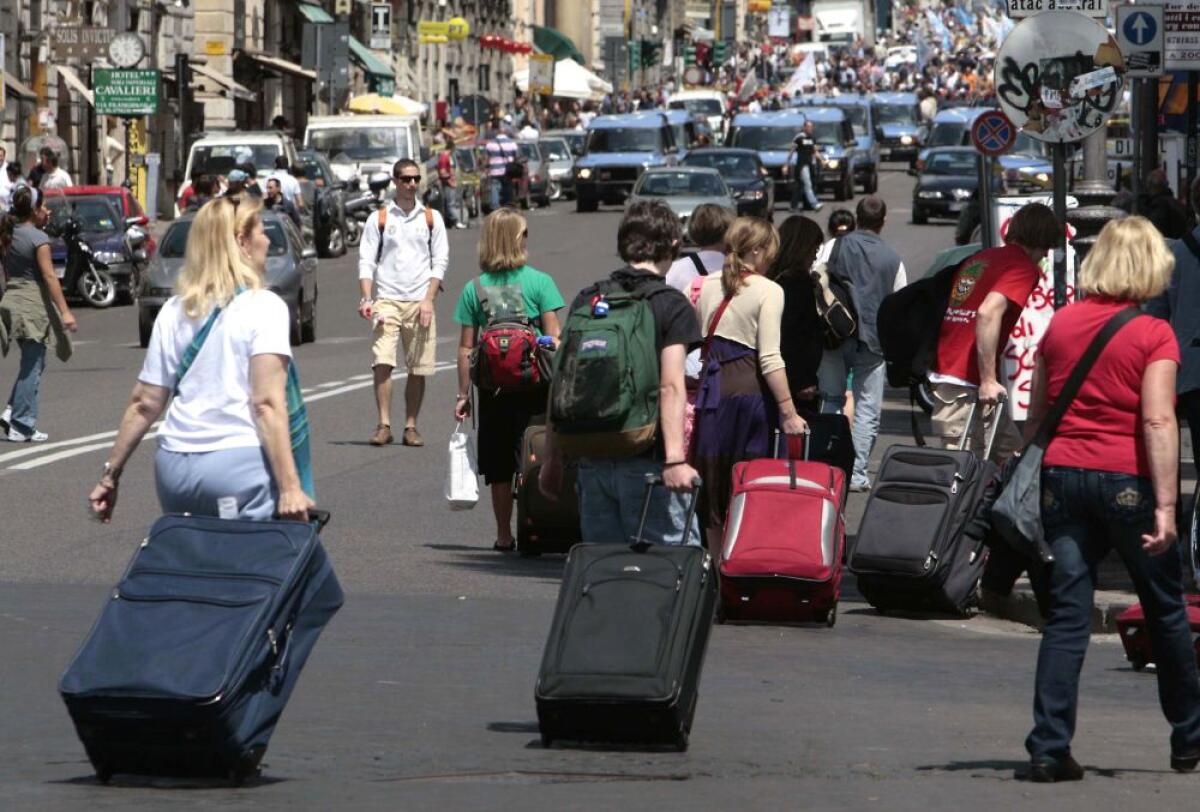 Più turisti a Pasqua in Italia, la metà sono stranieri - TURISTI BAGAGLI
