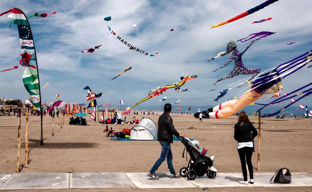 Aquiloni da tutto  il mondo sulla spiaggia di Margherita di Savoia - 