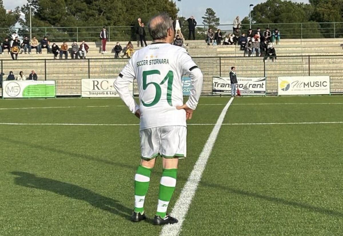 Foggiano scende in campo a 72 anni, è Sebastiano Posilipo - Il presidente del Soccer Stornara, Sebastiano Posilipo, sceso in campo con il numero 51 nel match contro l'Ascoli Satriano. Foto su gentile concessione del Soccer Stornara, tutti i diritti riservati all'autore