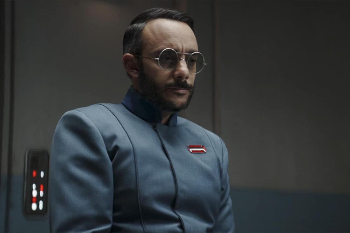 Penn Pershing, uno dei migliori personaggi di The Mandalorian: ecco perché - Il Dottor Pershing nella terza stagione