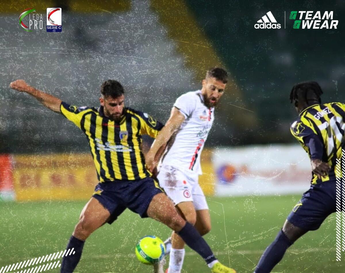 Giugliano, i convocati per il Foggia: 26 i presenti - Immagine in evidenza: uno scatto di Giugliano-Foggia (Serie C - girone C 22/23) - crediti foto: pagina ufficiale Facebook Calcio Foggia 1920