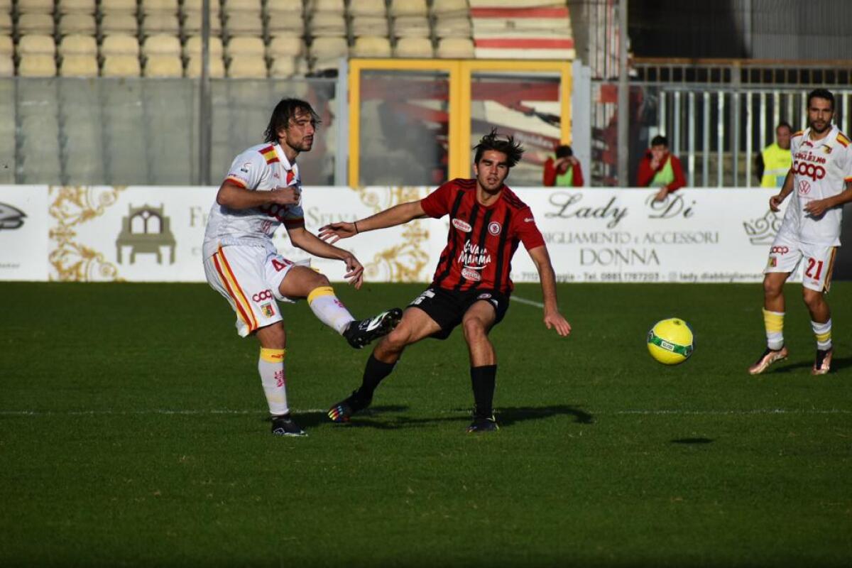 Serie C, chi sarà l'arbitro di Catanzaro-Foggia? - Immagine in evidenza: Marco Frigerio in azione durante Foggia-Catanzaro 2-0 (Coppa Italia Serie C 22/23) - crediti: foto di Luigia Spinelli (RIPRODUZIONE RISERVATA)