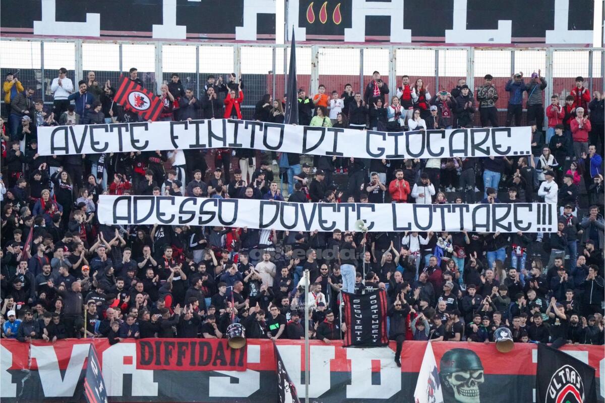 Foggia, lo striscione della Sud in vista dei playoff - Immagine in evidenza: uno scatto di Foggia-Turris (Serie C - girone C 22/23) - crediti: foto di Mario Marino (RIPRODUZIONE RISERVATA)