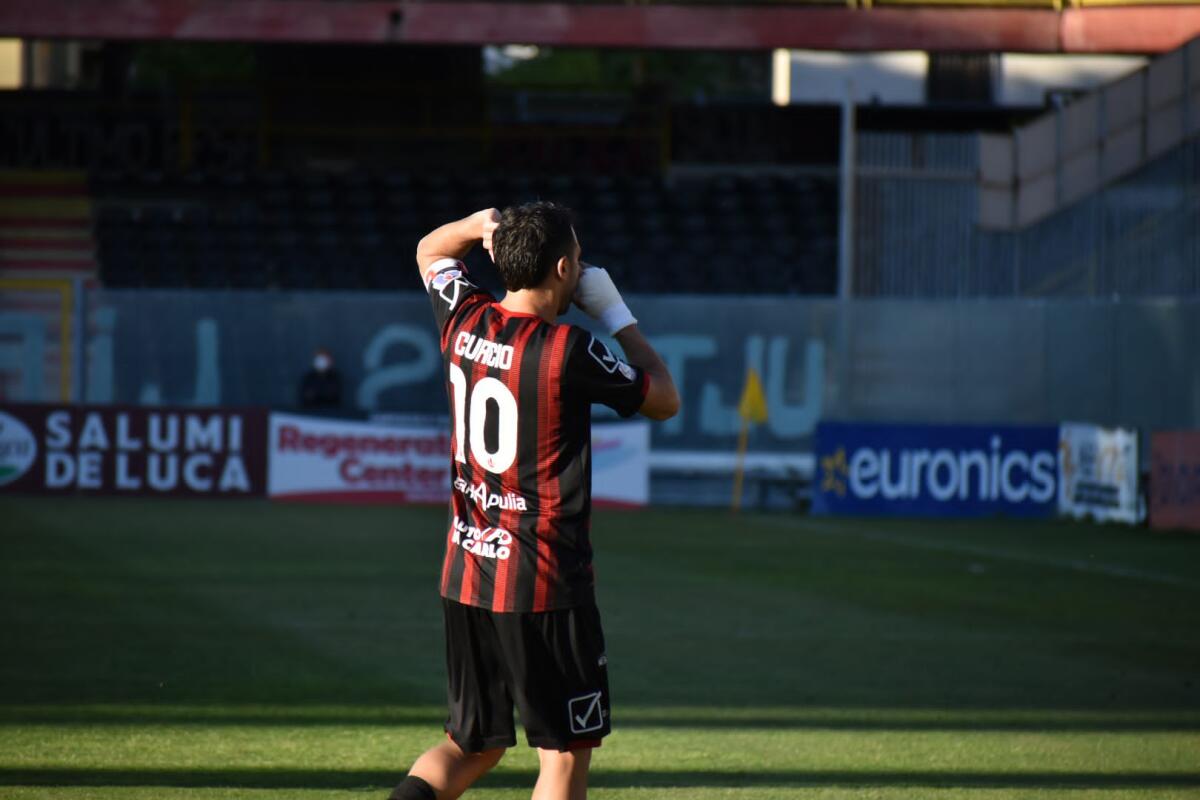 Curcio a "l'Attacco": "Amo Foggia ma fui costretto…" - Immagine in evidenza: l'esultanza di Alessio Curcio dopo il gol realizzato in Foggia 2-0 Avellino (Serie C - girone C, stagione 2021/2022) - crediti: foto di Luigia Spinelli