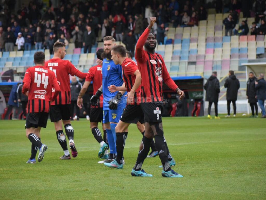 Immagine in evidenza: uno scatto di Foggia-Giugliano (Serie C - girone C 22/23) - crediti: foto di Luigia Spinelli (RIPRODUZIONE RISERVATA)