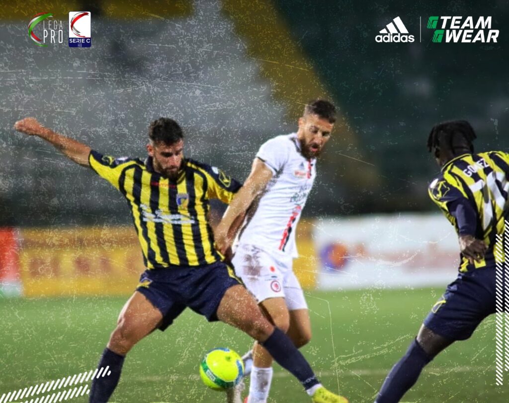 Immagine in evidenza: uno scatto di Giugliano-Foggia (Serie C - girone C 22/23) - crediti foto: pagina ufficiale Facebook Calcio Foggia 1920