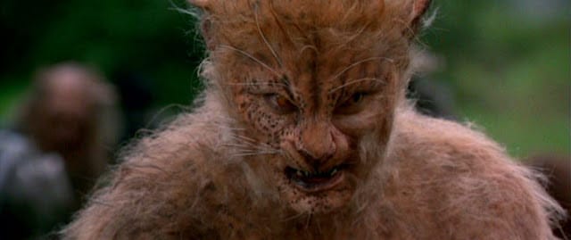 Fermoimmagine di Lo-Mai tratto da "L'isola perduta", adattamento cinematografico del 1996 del romanzo "L'isola del Dottor Moreau" di H.G. Wells.