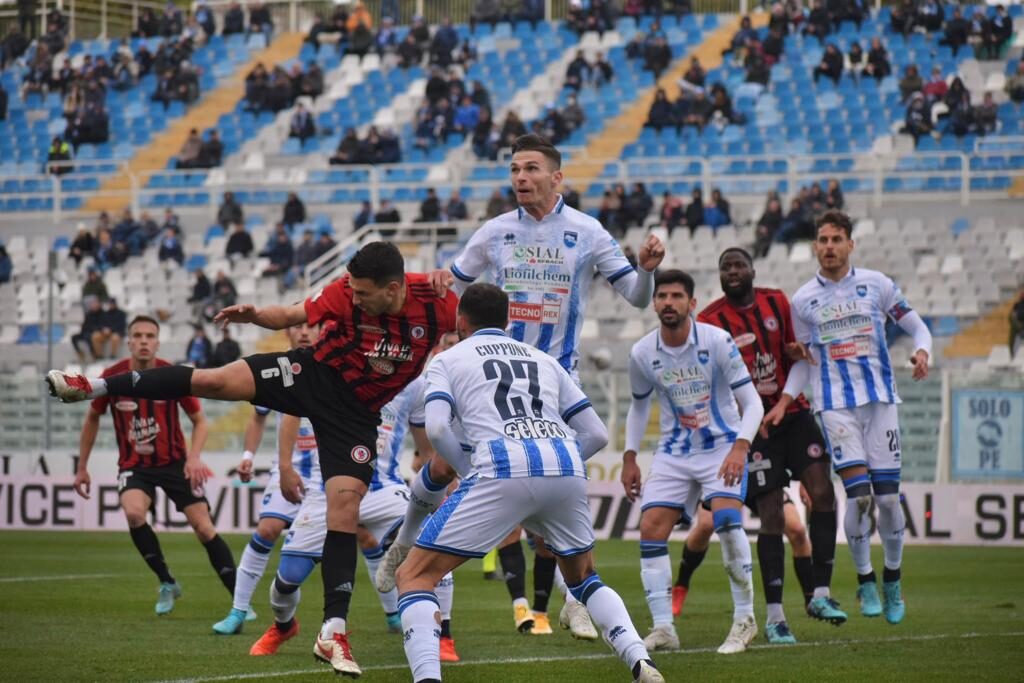 Immagine in evidenza: uno scatto di Pescara-Foggia (Serie C - girone C 22/23) - crediti: foto di Luigia Spinelli (RIPRODUZIONE RISERVATA)