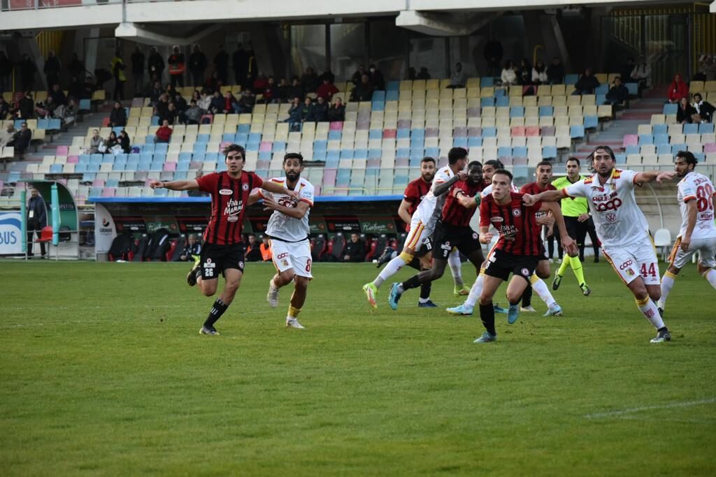 Immagine in evidenza: uno scatto di Foggia-Catanzaro 2-0 (Coppa Italia Serie C 22/23) - crediti: foto di Luigia Spinelli (RIPRODUZIONE RISERVATA)