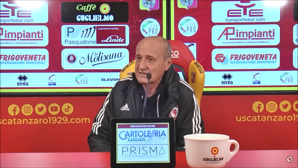 Immagine in evidenza: mister Delio Rossi - crediti foto: canale ufficiale YouTube Calcio Foggia 1920 (frame dalla conferenza stampa post-Catanzaro)