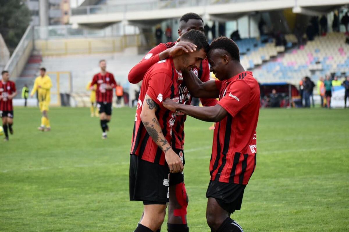 Il Foggia chiama i tifosi: "Venite allo Zaccheria" - Immagine in evidenza: uno scatto di Foggia-Viterbese (Serie C - girone C 22/23) - crediti: foto di Luigia Spinelli (RIPRODUZIONE RISERVATA)