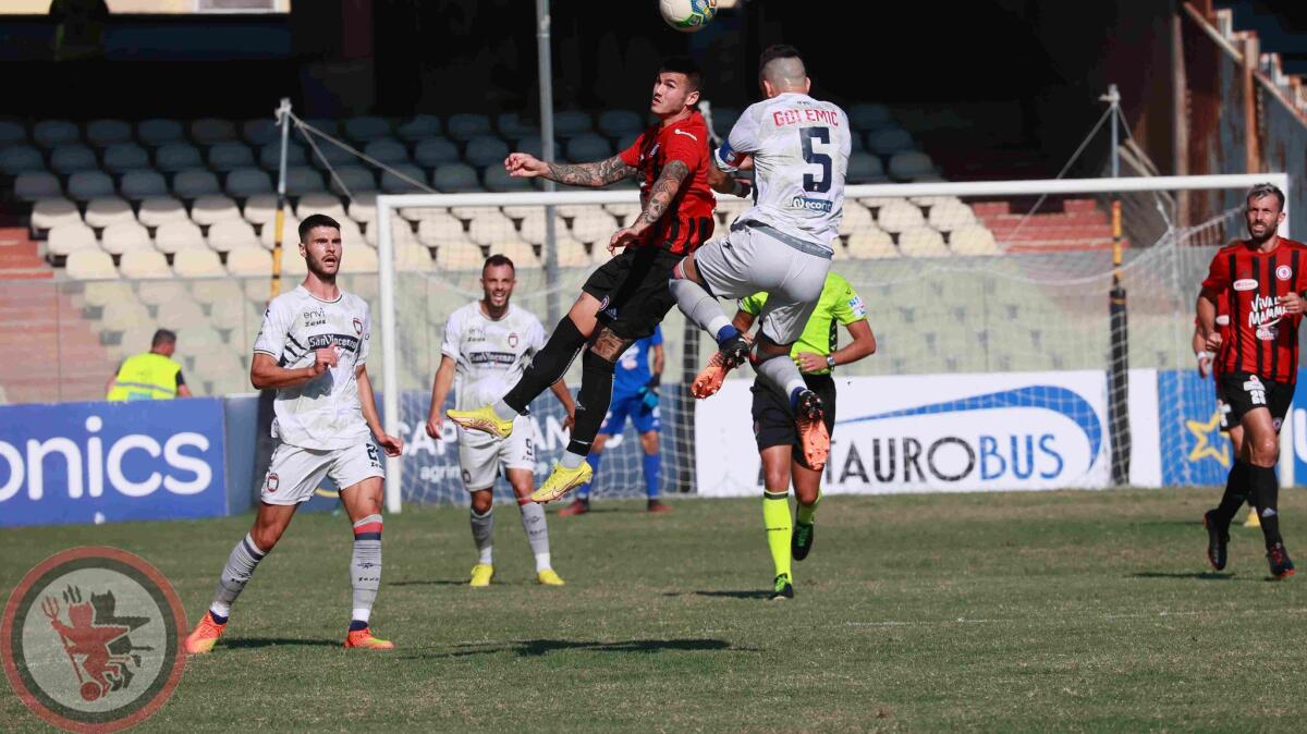 Foggia-Crotone, il doppio ex Parisi: "Bellissima partita" - Immagine in evidenza: uno scatto di Foggia-Crotone (Serie C - girone C 22/23) - crediti: foto di Federico Antonellis/Calcio Foggia 1920