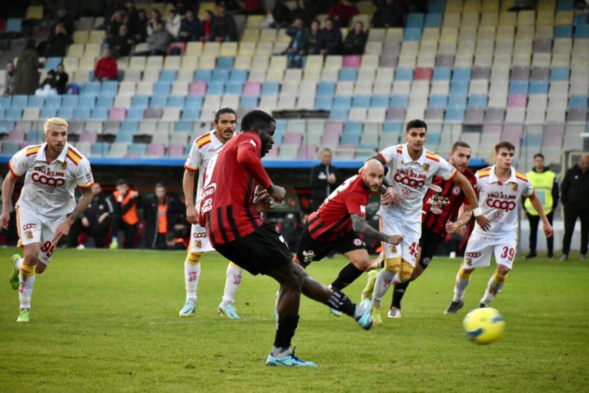 GdS - "Foggia, l'attesa nel silenzio. Rossi può recuperare Ogunseye" - Immagine in evidenza: il rigore di Roberto Ogunseye in Foggia-Catanzaro 2-0 (Coppa Italia Serie C 22/23) - crediti: foto di Luigia Spinelli (RIPRODUZIONE RISERVATA)